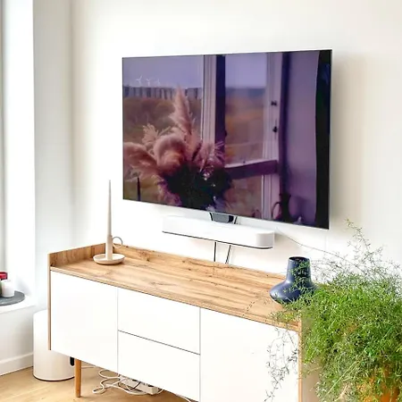 Modern With Amazing Views 아파트 *